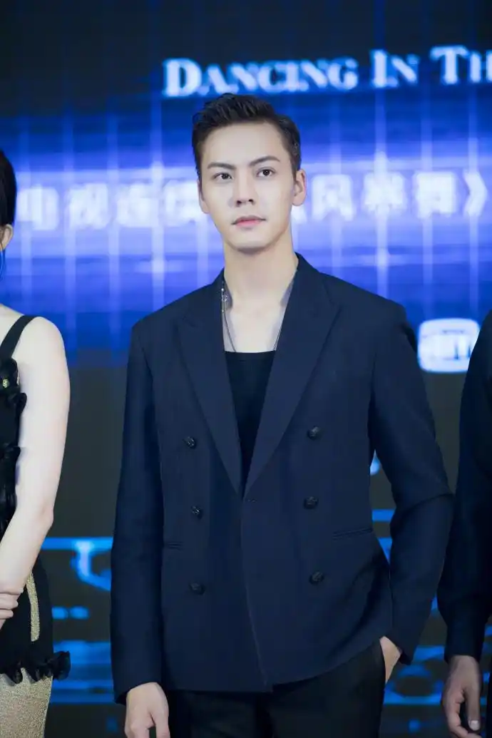 电视剧《风暴舞》陈伟霆首次搭档古力娜扎,发布会上说自己是属狼的?