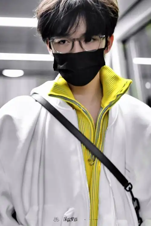 贺峻霖白色外套机场路透