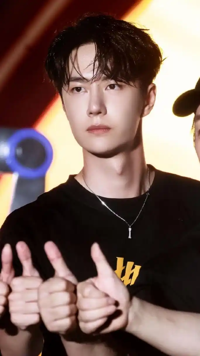 7月10曰晚,王一博在北京环球影城《热烈》惊喜派对上,继续对电影