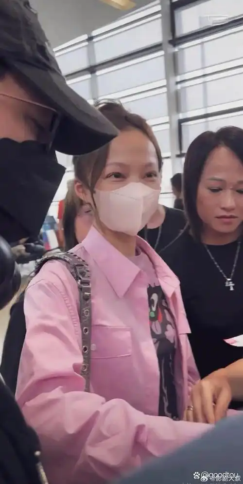 张韶涵一身粉色装扮梳着丸子头现身机场,素颜状态下的她依旧美丽动人