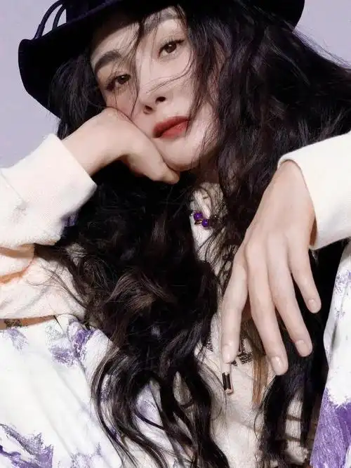 杨幂魅惑羊毛卷搭配性感吊带妖艳靓丽