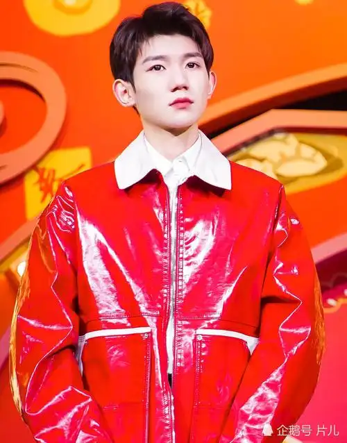 王源红色皮衣亮相,"吸烟门"之后,仿佛一夜成熟