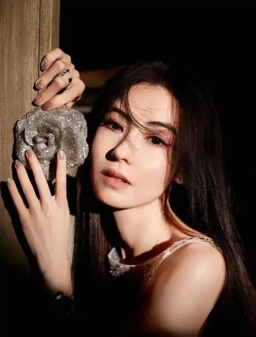 43岁张柏芝七年没拍戏喜欢孩子疑怀四胎经纪人不回应