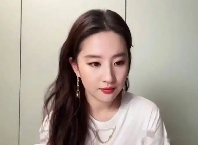 刘亦菲直播状态超好 露灿烂甜笑好可爱
