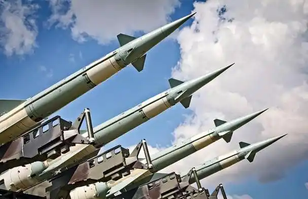 中国和美国是两个世界上最强大的军事大国,他们在武器装备的发展方面