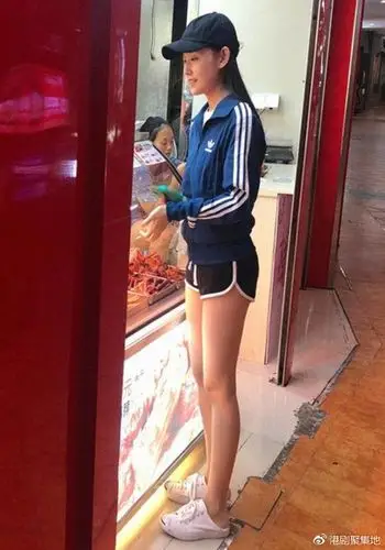 网友偶遇蒋依依买鸭脖?美腿很吸晴!蒋依依回怼键盘侠诋毁父母!