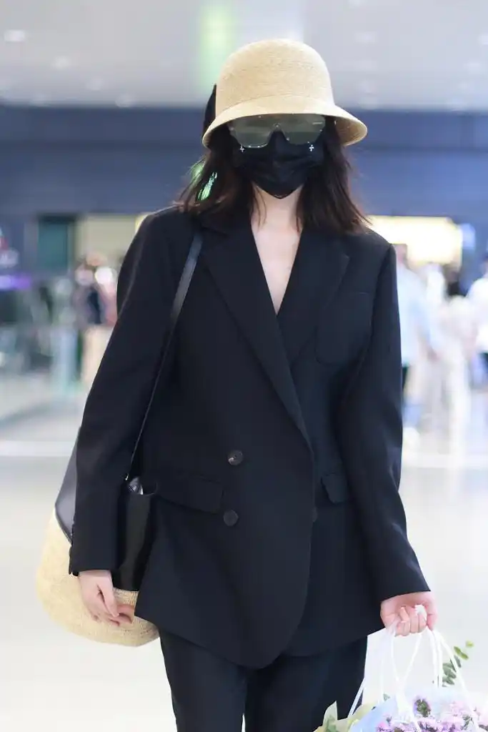 组图:张天爱穿黑西装短裤套装知性酷飒 戴帽子墨镜口罩遮面_高清图集