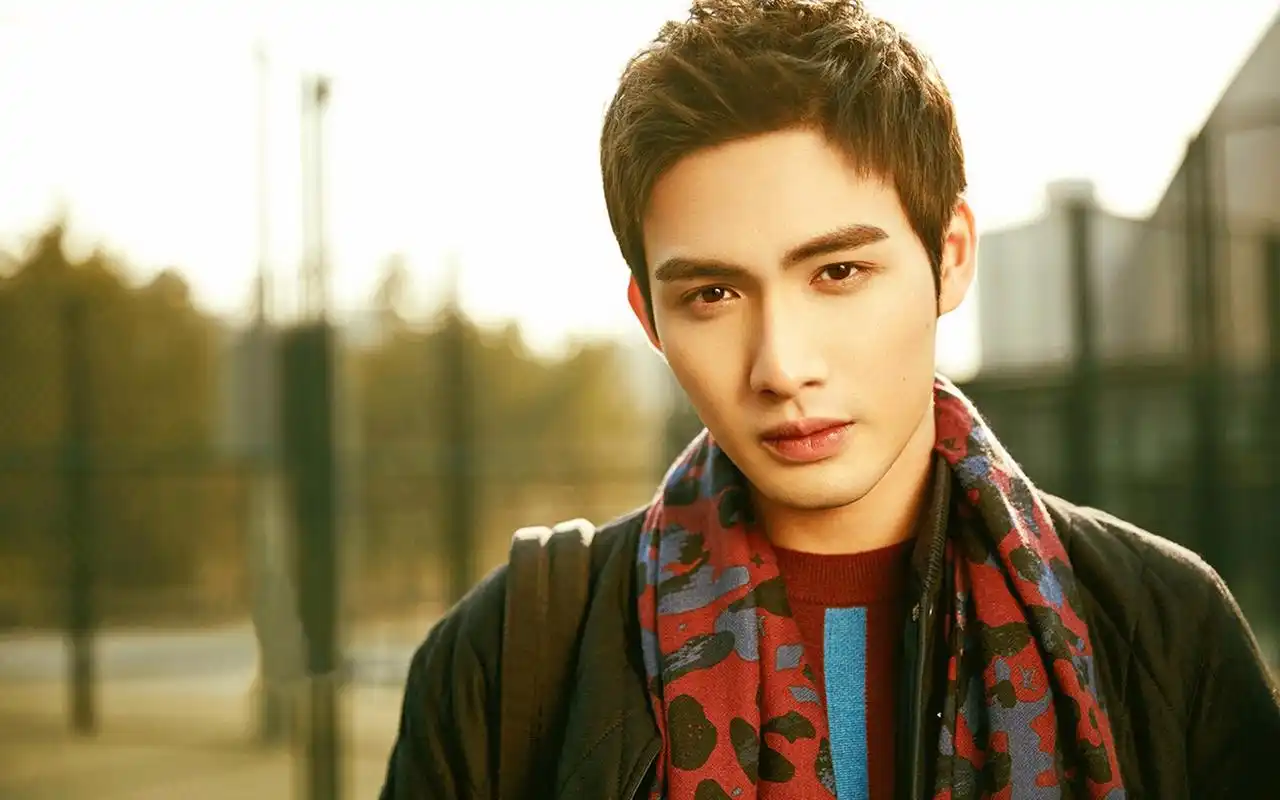 儒雅型男张彬彬帅气逼人写真桌面壁纸