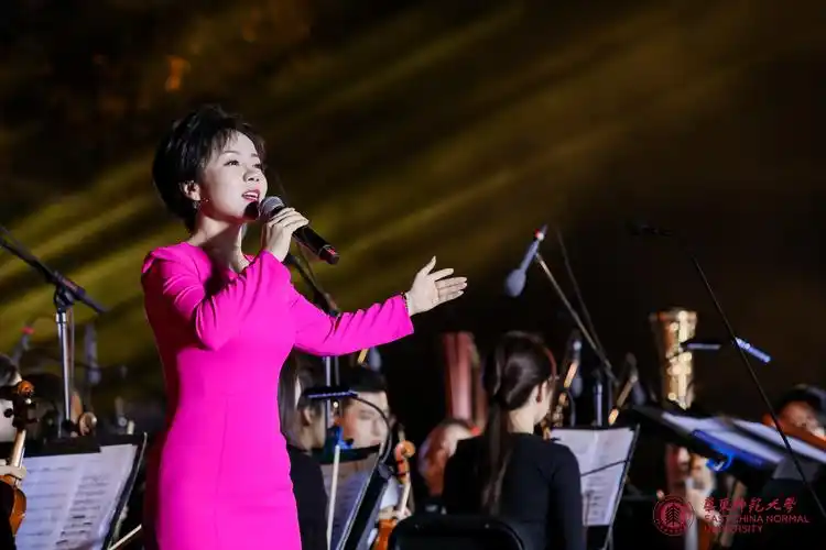 音乐学院副教授,青年女高音歌唱家石春轩子独唱