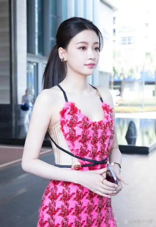 孙怡身材好辣!穿粉色吊带裙录制《再见爱人2》,1米7身高好漂亮