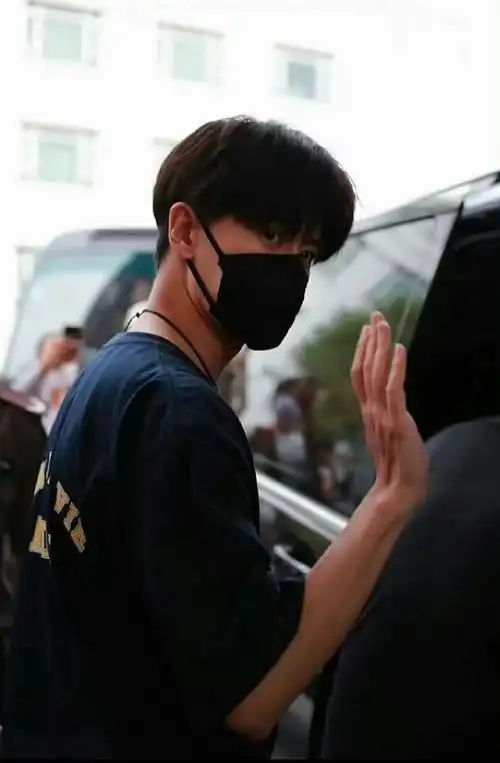 957815660101#任嘉伦#  口罩一戴,嘉人最爱99