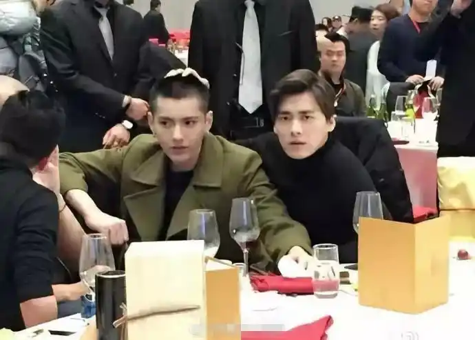 李易峰用错地方的"男友力"!掐脸王思聪,摸易烊千玺下巴