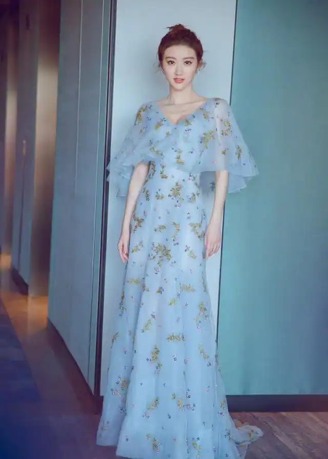 景甜春晚服装照流出,网友:还不公开了一起过年?