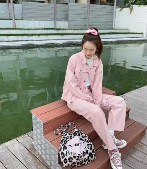 陈赫老婆张子萱也太少女了吧一身粉造型比学生都显嫩真活力