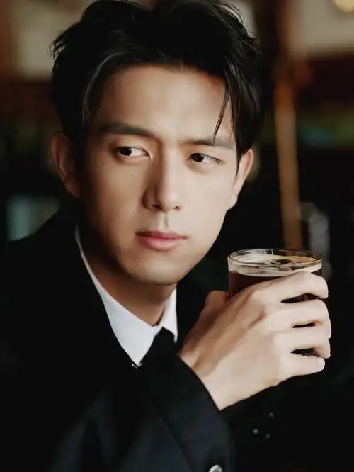 李现新造型曝光!正装帅气十足,网友惊呼"不一样的帅"!