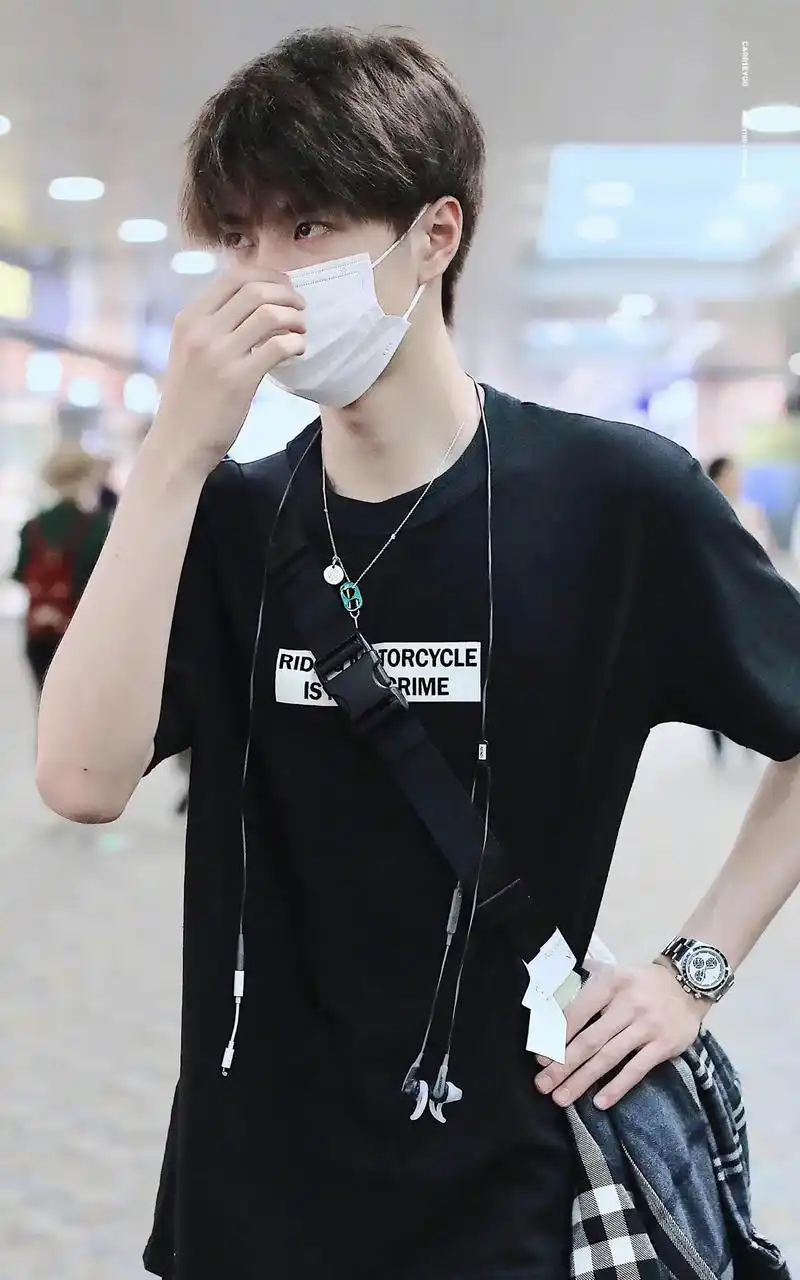 这组照片好帅!#王一博 #机场照 @dou 小助手 - 抖音