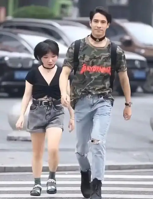 最萌身高差情侣:身高差有30cm,要跳起来才能打到肩膀_网易订阅