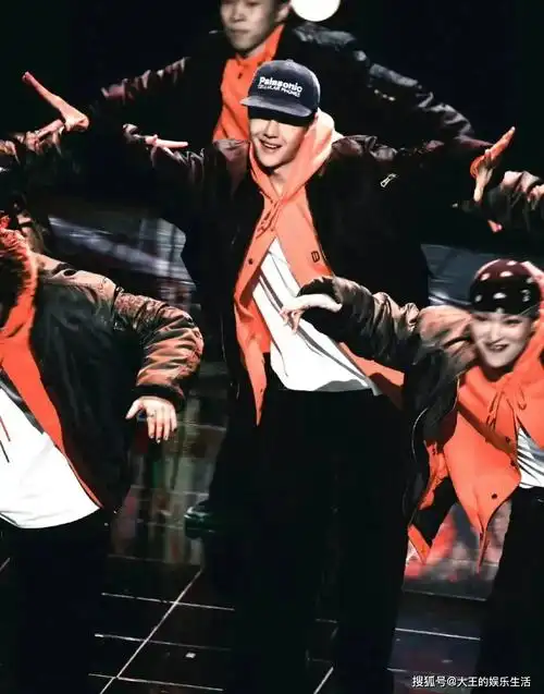 王一博在《这就是街舞》现场被选手周钰翔要微信,举动引发热议!