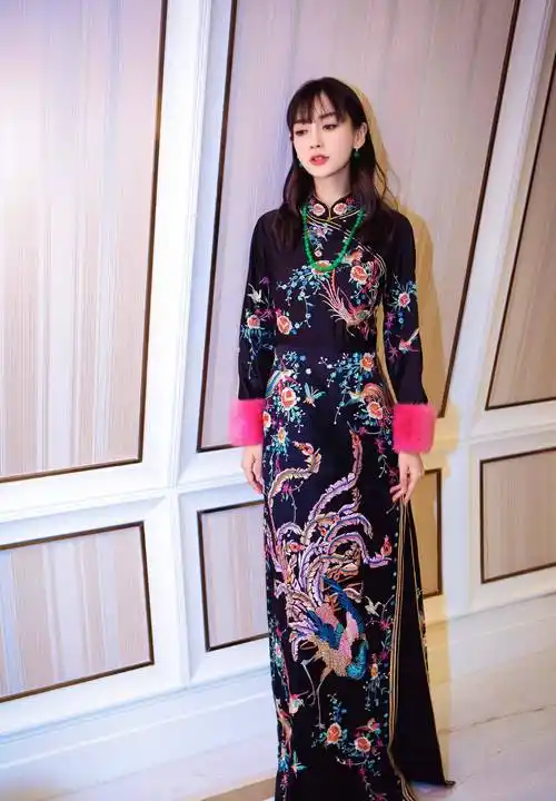 踩雷旗袍4:贵妇风旗袍虽然陈乔恩身上的这件旗袍采用超短的款式,让她