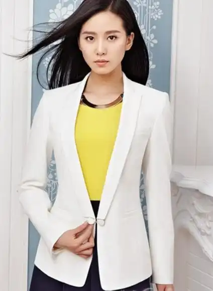 曼月馨商城-刘诗诗所展示的服装搭配,白色的一粒扣小西装是纯白色