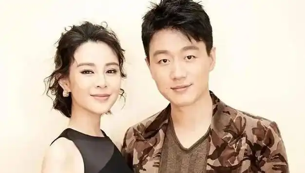 佟大为与妻子甜蜜聚餐细心体贴为爱妻提包展现模范夫妻恩爱日常