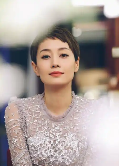 完美的秀出了马伊琍的身材,女人味十足,大多数都是人剪了超短发之后都