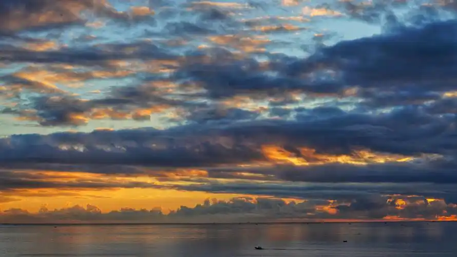 清晨静观日出,天空中瞬息万变的云朵!