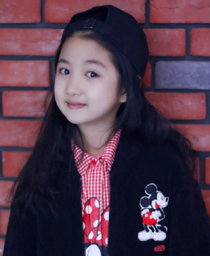 以家人之名里饰演谭松韵小时候竟是3年前被易烊千玺抱的她