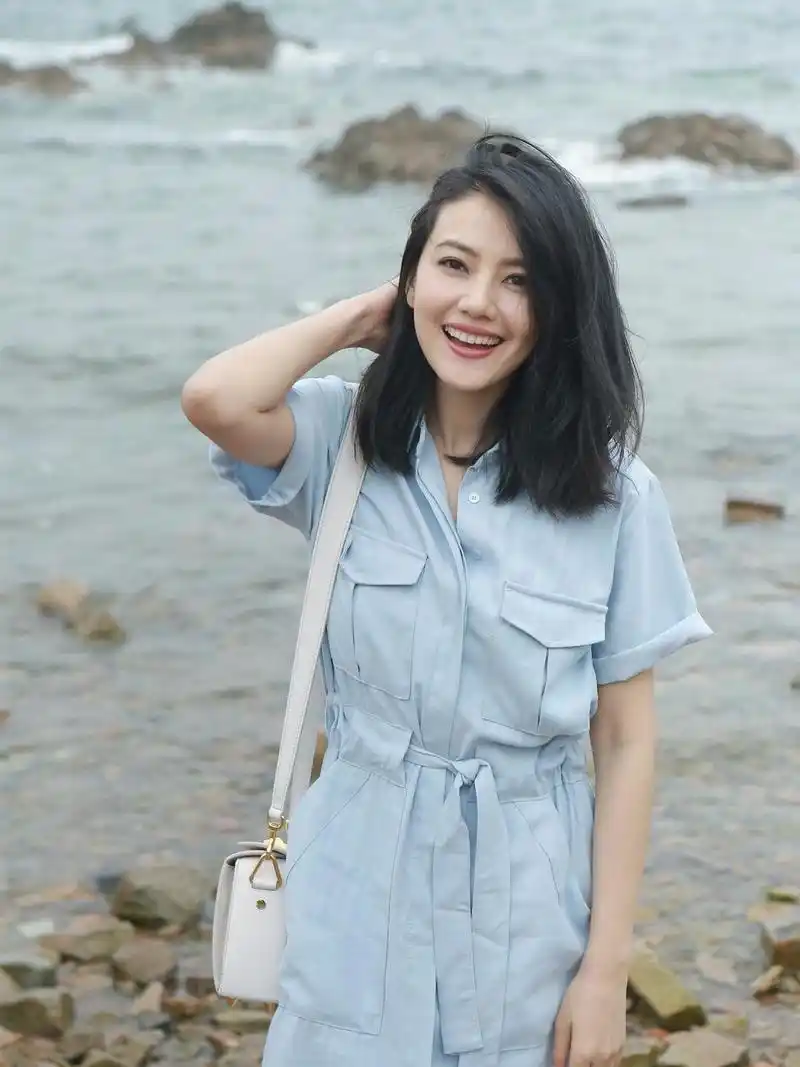 好美!高圆圆海边随拍 秀发飘逸甜笑迷人