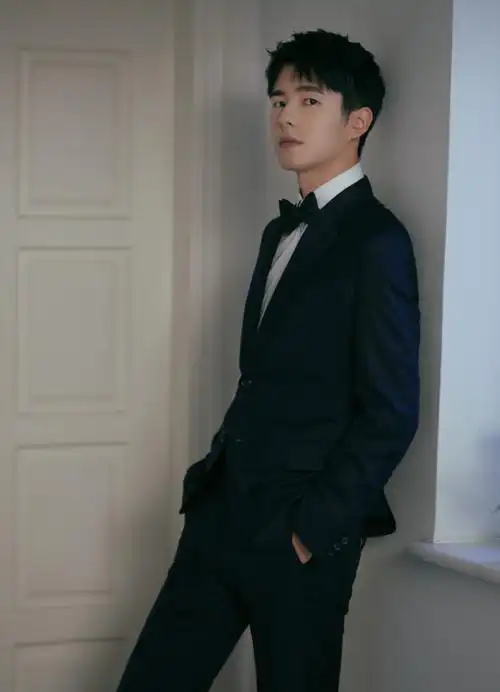 刘昊然 纯色深蓝西装,领结点缀,温暖沉静.心怀梦想,永不搁浅.