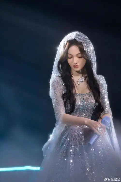 四川新年音乐会:李宇春下身失踪,张韶涵神女降临,萨顶顶显老气