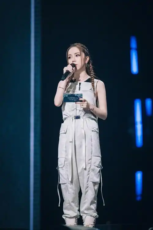 本名邓诗颖,1991年8月16日出生于上海市,中国香港流行乐女歌手,词曲