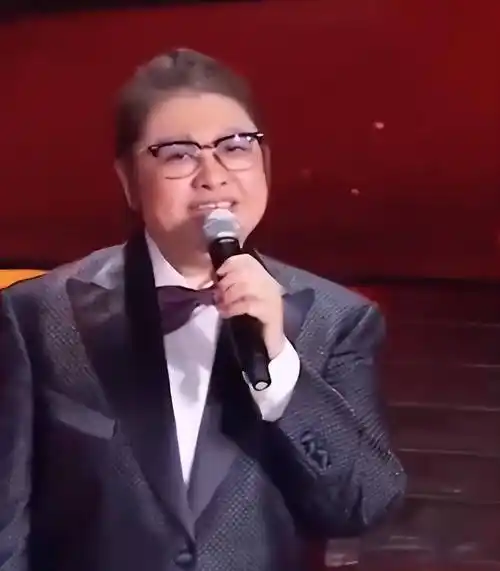 韩红成功瘦了40斤,穿牛仔裤扎发髻,体重减轻了,歌声也变甜了_减肥