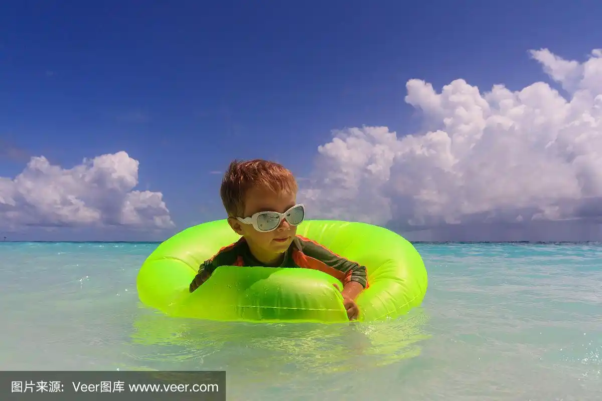 小男孩在热带海滩游泳
