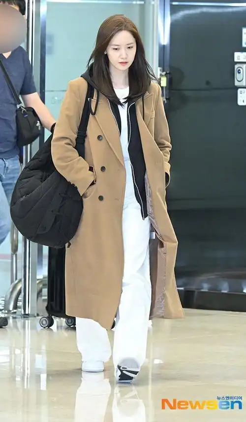 240213 林允儿首尔金浦机场到达相关一则    3230343730