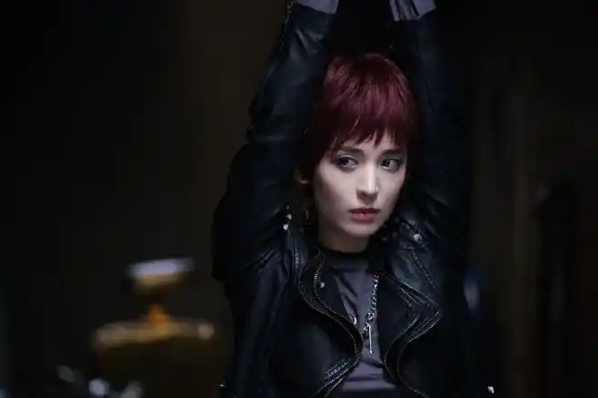 《风暴舞》里的周子萱@我是娜扎化身美女杀手曼陀罗,一头红色短发搭配