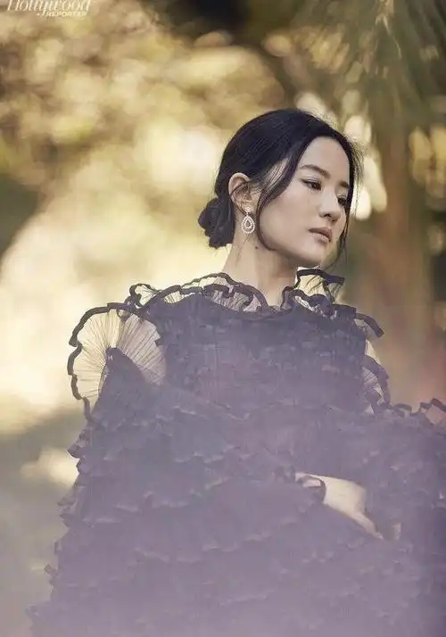 刘亦菲勇登好莱坞封面一袭黑裙挑战烟熏妆32岁气场惊人