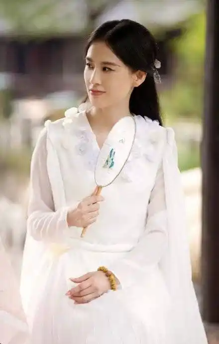 同样是演白蛇:杨紫灵气,鞠婧祎脱俗,那英违和感太强了_赵雅芝_黄圣依