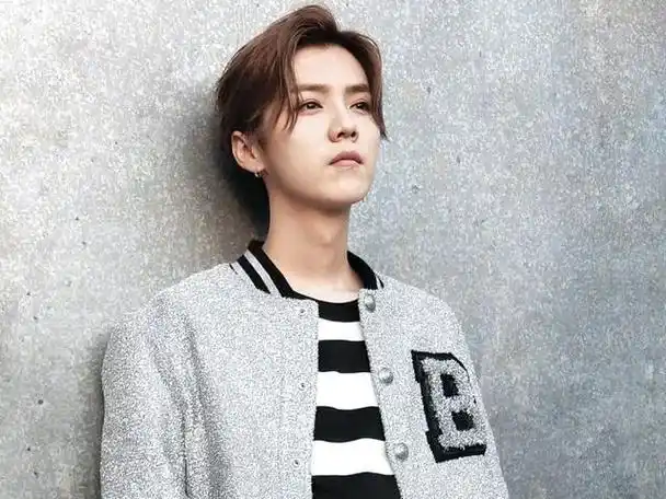 鹿晗现身医院做治疗