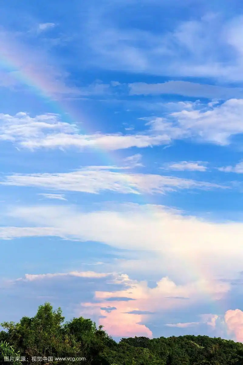 蓝天上的彩虹