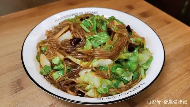 才知道,包菜炒粉条要这样做,难怪以前老是粘锅,粉条不粘更入味