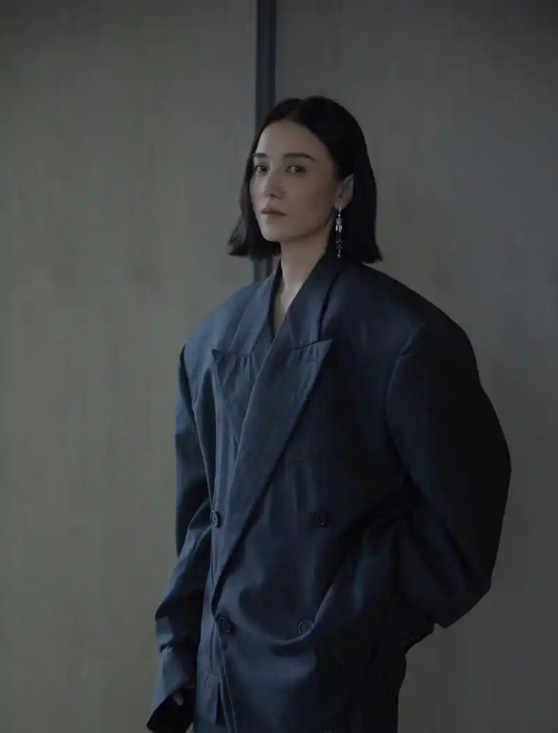 宋佳短发红毯造型:自由宁静,利落飒爽