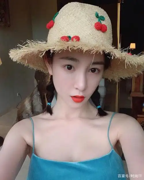 32岁张檬真丰满,穿吊带泳衣凹凸感十足,个子虽小尤物身材太惊艳