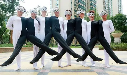 河南大妈自编"错觉广场舞" 网友直呼太潮