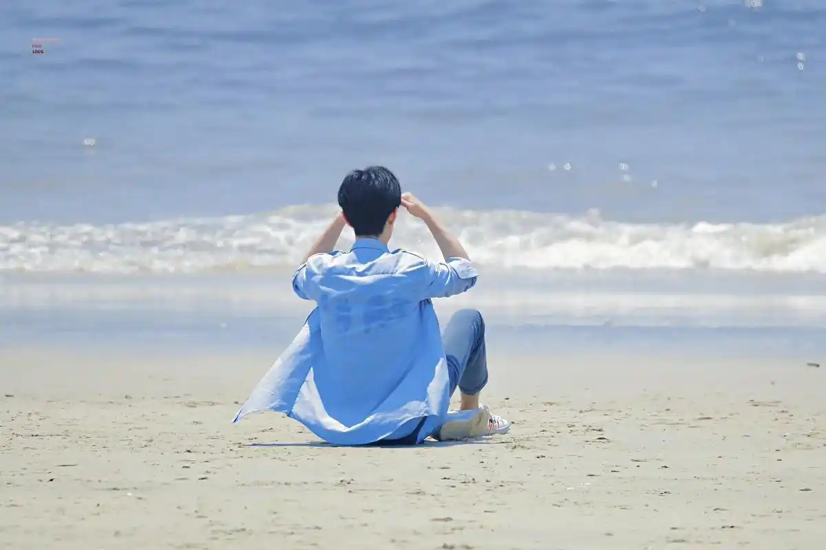 大帅哥肖战阳光帅气海边照