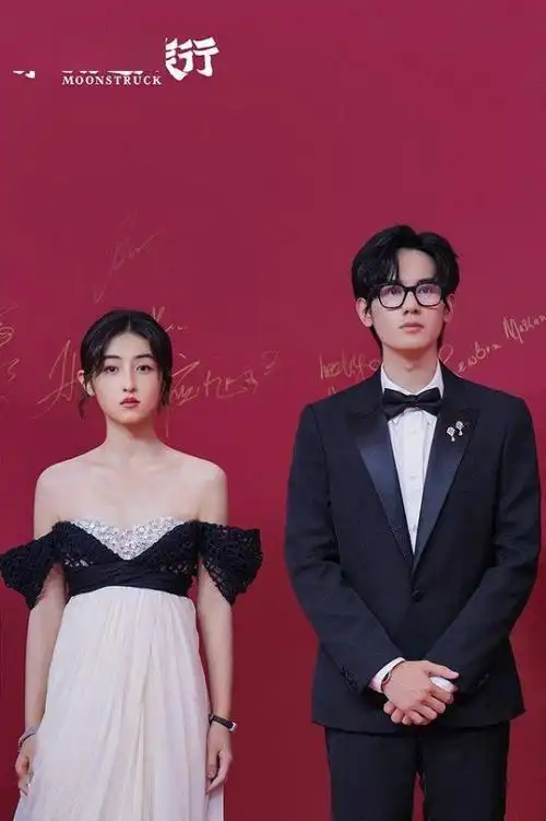 《穿过月亮的旅行》张子枫胡先煦红毯甜蜜同框