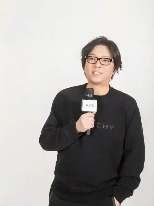 高晓松上山挖笋红t配小脚裤瘦出尖下巴51岁帅成31岁小伙