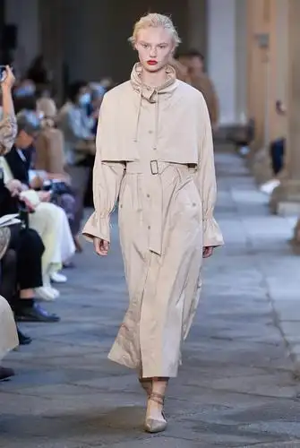 2021流行卡其色,【max mara 】春季高级成衣系列