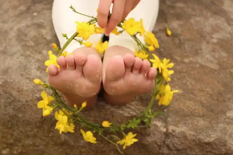 【原创裸足户外出品】脚痒了,脚底就是现成的磨脚石【69p】