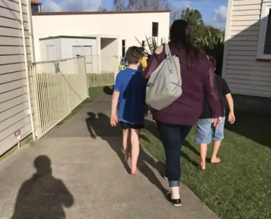 新西兰独特的"光脚"文化,多数人出门不爱穿鞋,始终光着脚丫